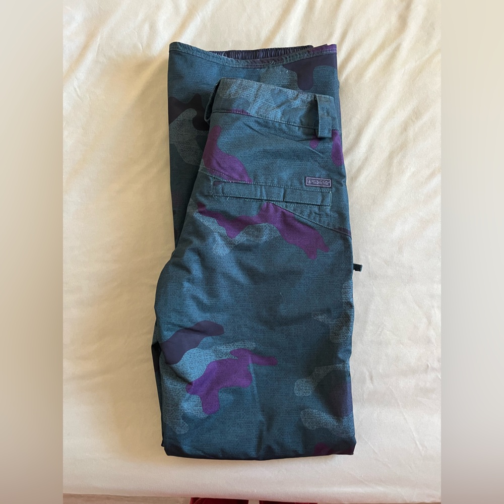 Women’s Volcom Snowboarding Pants in Green and Purple Camo Size Medium